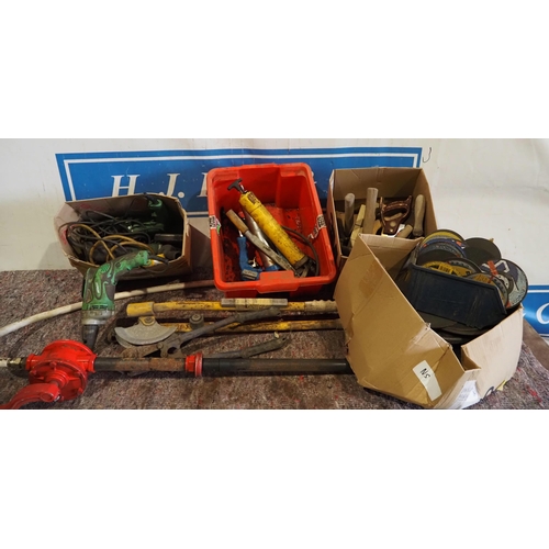 465 - Grease guns, oil pump, pipe benders and assorted tools etc