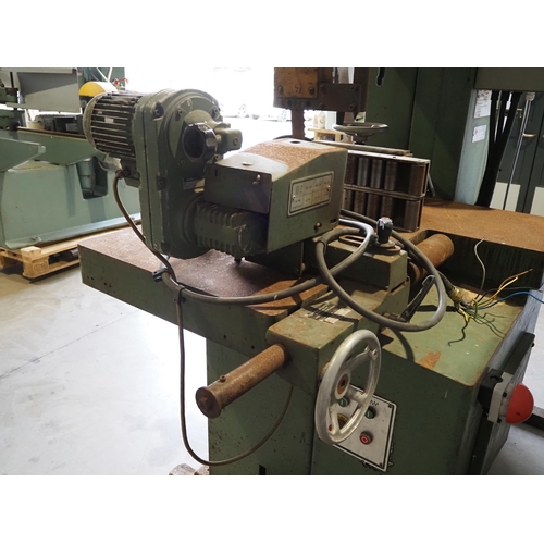 548 - Wadkin bandsaw with power 3 phase. Requires new stop button