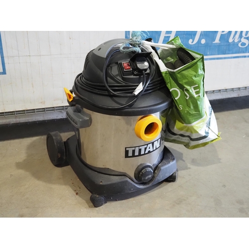 555 - Titan wet/ dry industrial vacuum cleaner