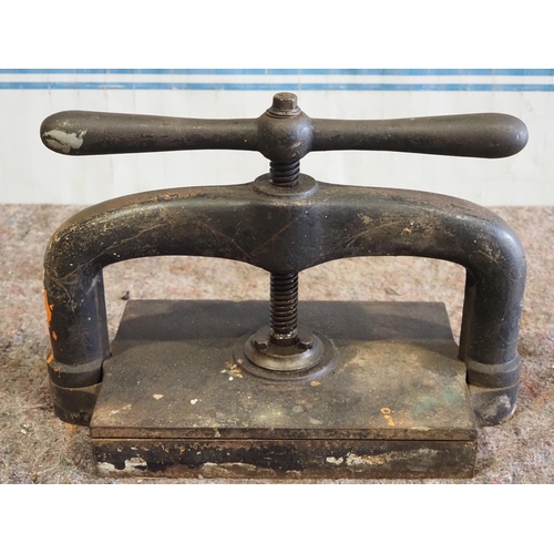 562 - Victorian cast iron book press