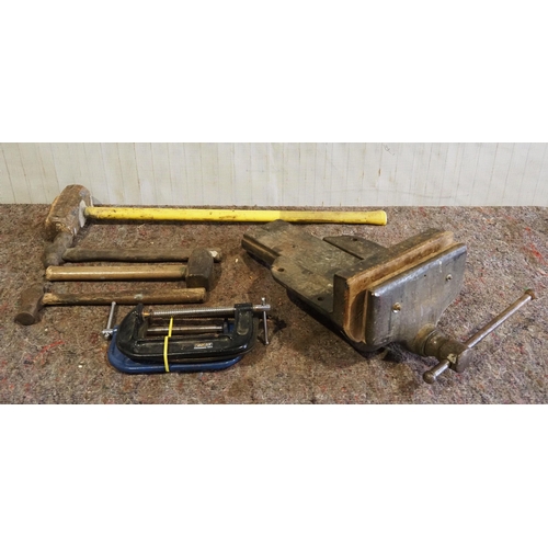 568 - Large wood vice, G-clamps and assorted hammers