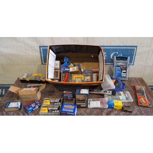 585 - Assorted screws, washers, spirit level etc.