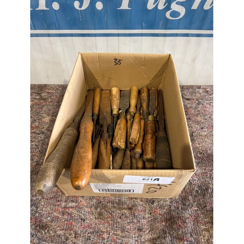 621A - Box of approx 35 wood chisels