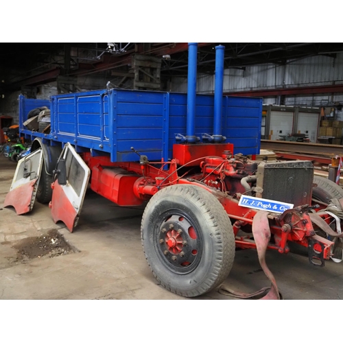 216 - Early Bedford TK lorry project 1963, comes with refurbished and old cab. Known as a 'Cats Whiskers' ... 