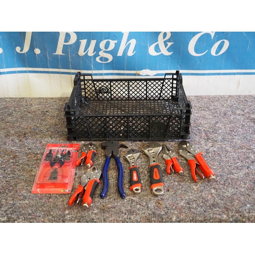 866 - Assorted pliers and grips - 8