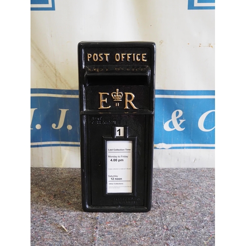 881 - Black post box 22