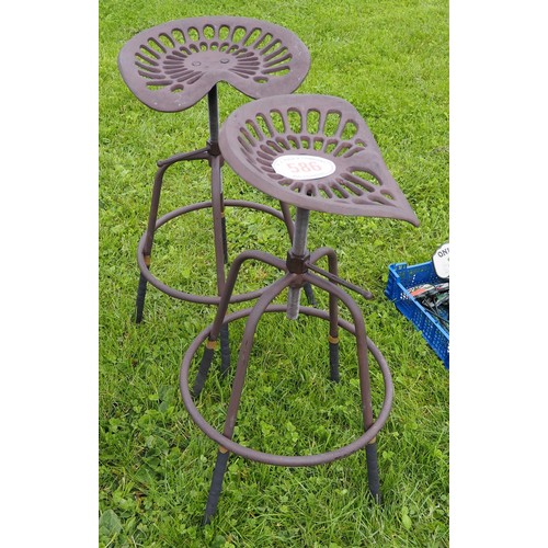 586 - Tractor seat stools - 2