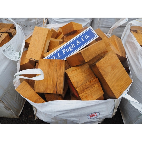 1061 - Bag of oak offcuts