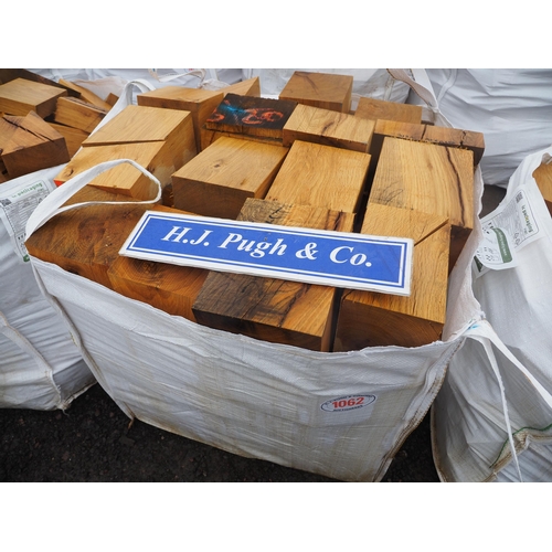 1062 - Bag of oak offcuts