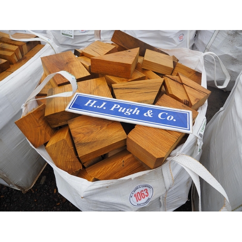 1063 - Bag of oak offcuts