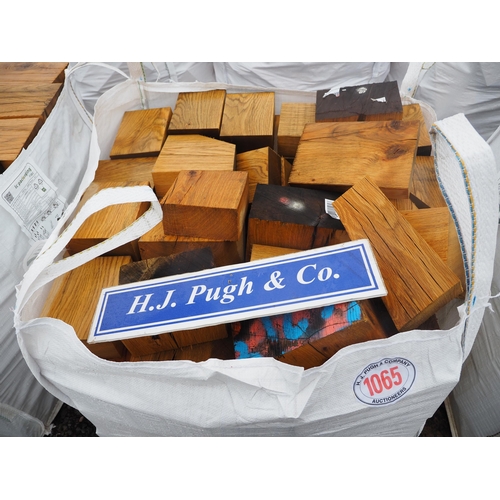 1065 - Bag of oak offcuts