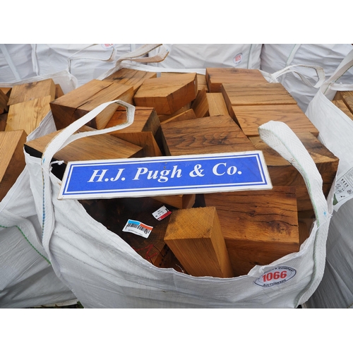 1066 - Bag of oak offcuts