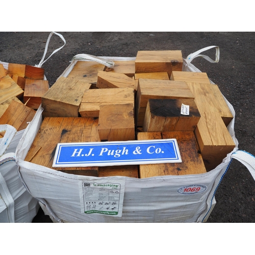 1069 - Bag of oak offcuts