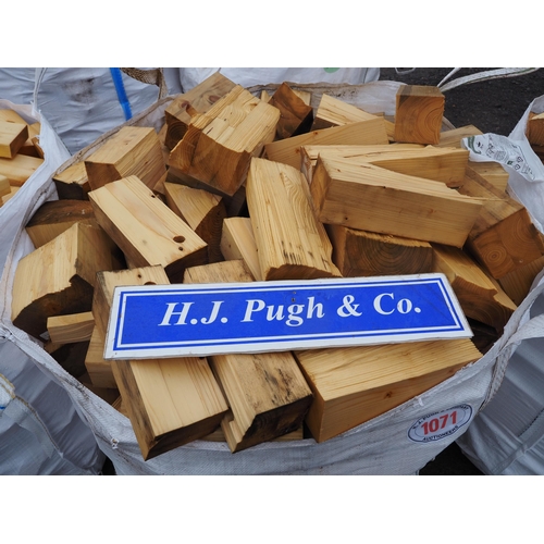 1071 - Bag of softwood offcuts