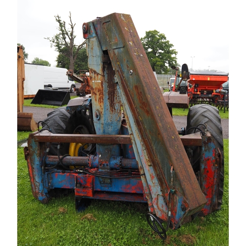 Ford 5000 tractor. Runs and drives, c/w rear mounted hi-ab, 6791 hours ...