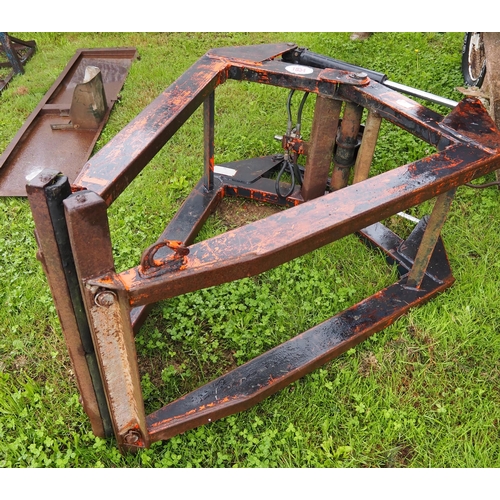 1834 - Field 2000KG hydraulic brick grab