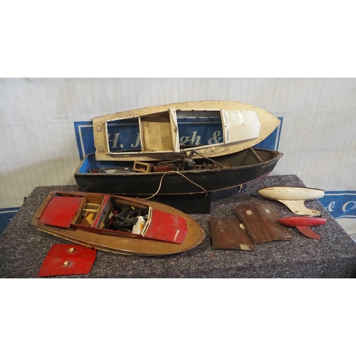 186 - Model boat parts with engines a/f