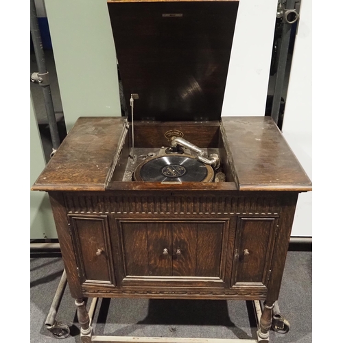 449 - Oak cased gramophone