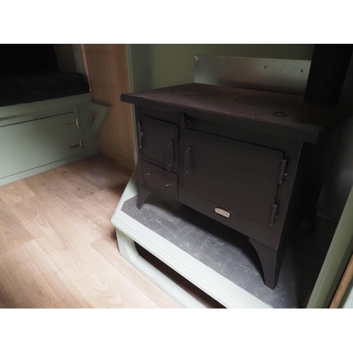 177 - Living van 8 x 6ft. Recently restores, fitted with bunk beds, stove and running water. 12v Electrics... 