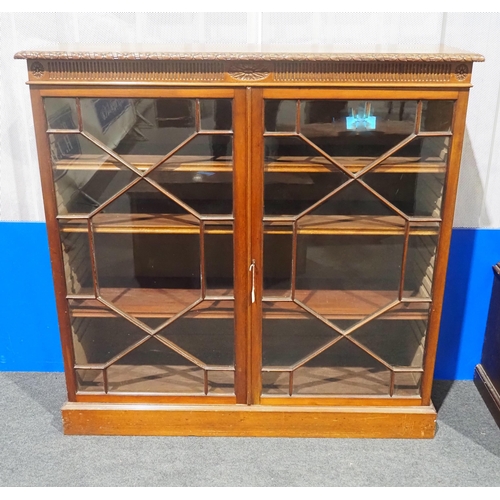 459 - Bookcase with glazed front and adjustable shelves in mahogany 48