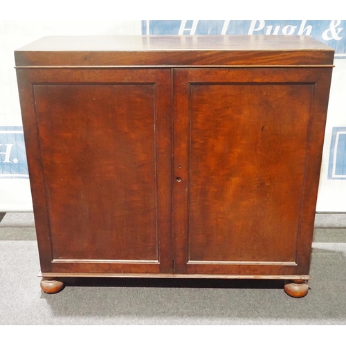 460 - Mahogany 2 door cupboard 42