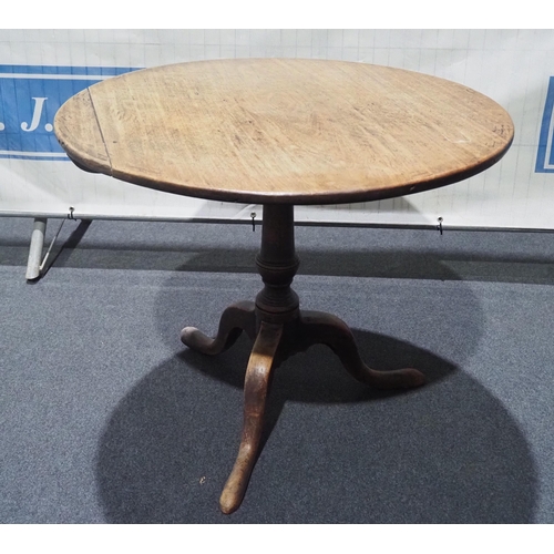 463 - Oak tilt top table 34