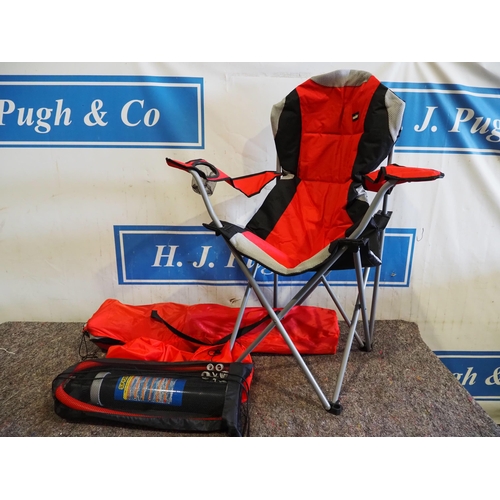 1025 - Folding camp chairs and paddle board pump