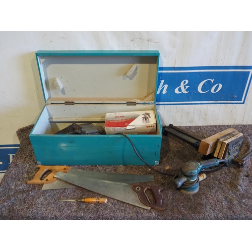 1094 - Bench vice, tool box, Makita sander and assorted hand tools