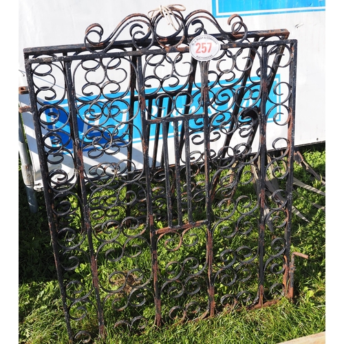 257 - Pair of 6ft gates