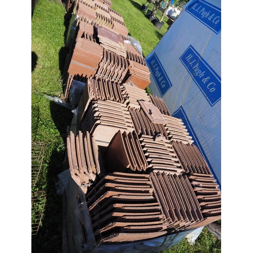 352 - Roofing tiles - 3 pallets