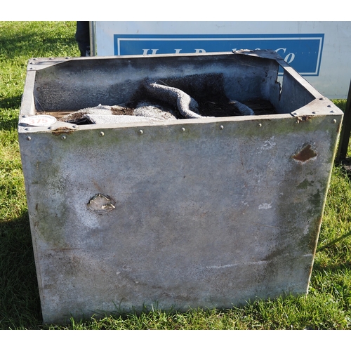 375 - Galvanised riveted tank 3 x 2ft