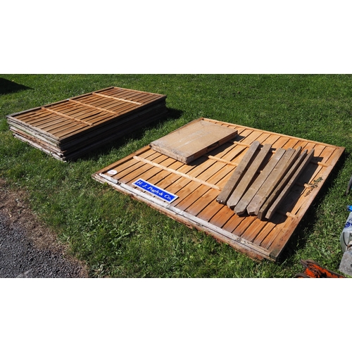 686 - Wooden fence panels 6ft