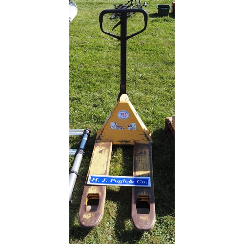 753 - Pallet truck