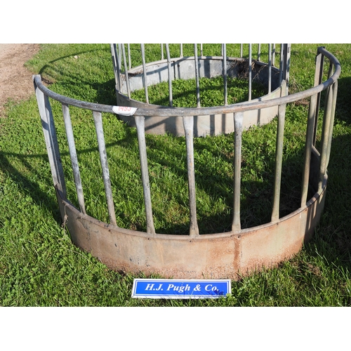 1493 - Half sheep ring feeder