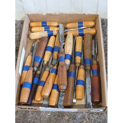 1111 - Assorted wood carving chisels - 21