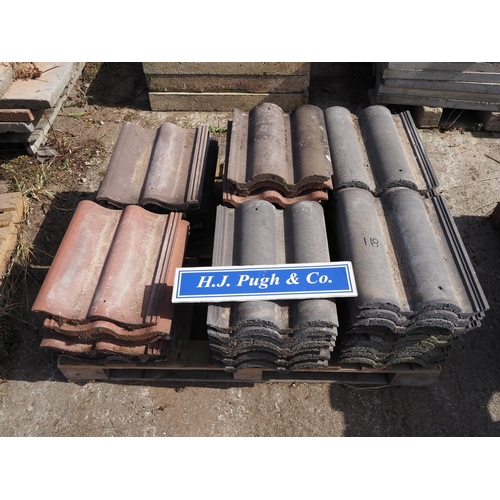 118 - Various roof tiles - 4 pallets