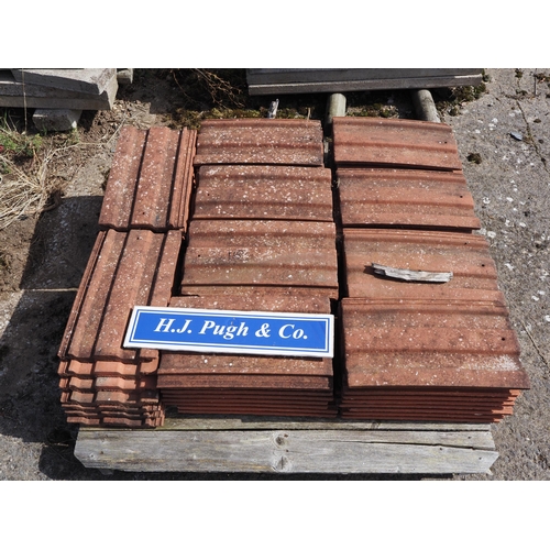 118 - Various roof tiles - 4 pallets