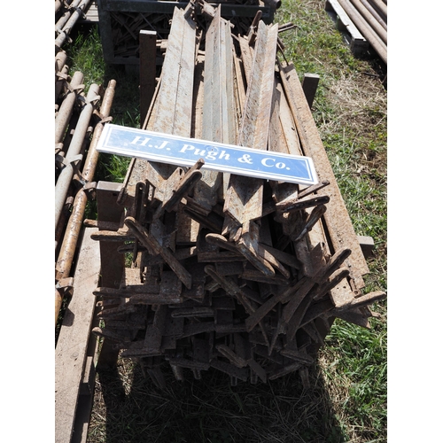 58 - 20 Cross braces, 64 side braces, 30 up rights and a pallet of cross beams