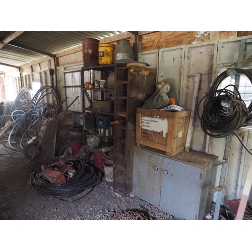 133 - Contents of shed