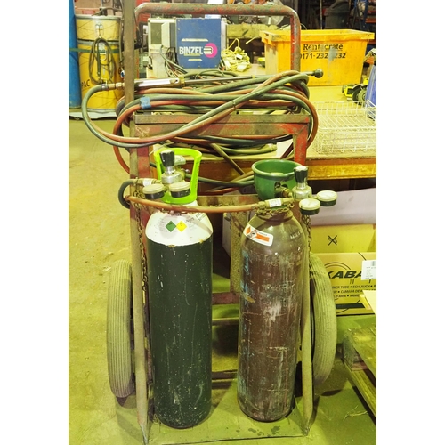 116 - Oxyacetylene pipes, gauges, hoses, bottle trolley. Bottles not included