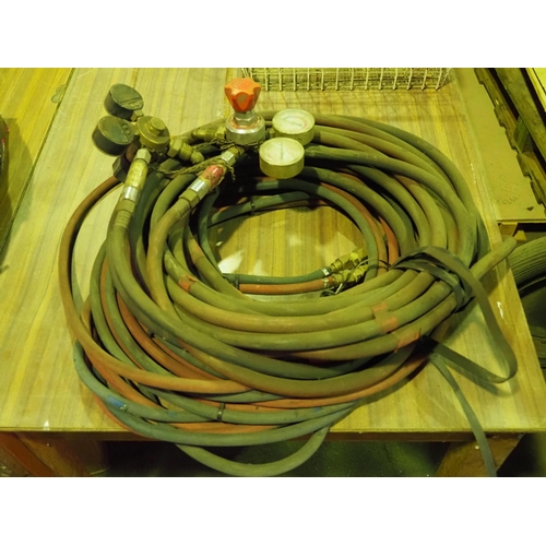 117 - Oxyacetylene pipe, torch and gauges