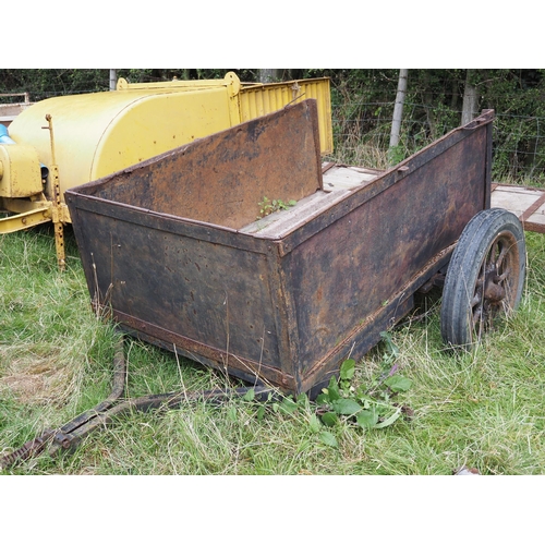 555 - Early 2 wheeled car trailer