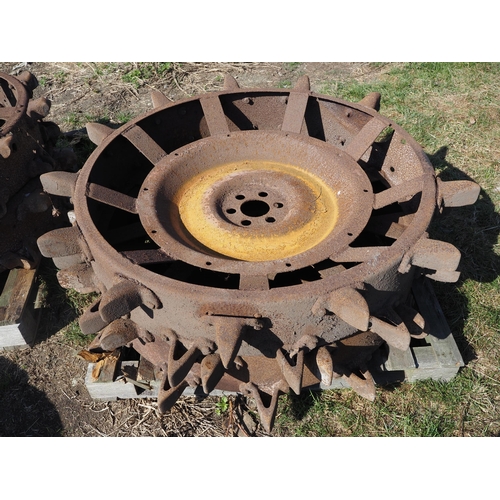 588 - Fordson major spade lug wheels