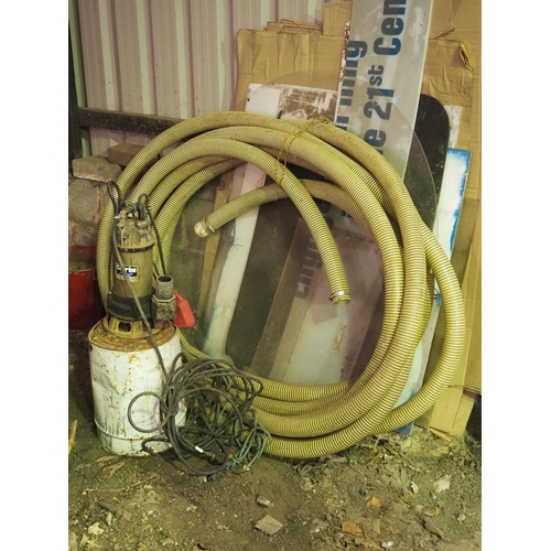 88 - Submersible pump and hose