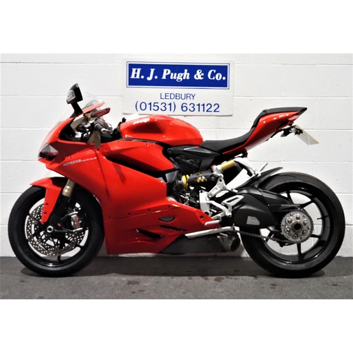 959A - Ducati Panigale motorcycle. 2015. 1299cc.
Runs and rides, MOT expires 22/9/23. C/w service history, ... 