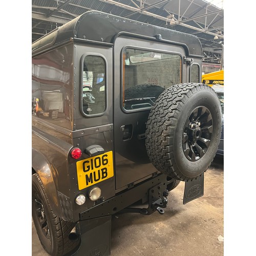 302 - Land Rover Defender 90. 1990. 2495cc Diesel, runs and drives. Declared CAT C in 2009, colour change ... 