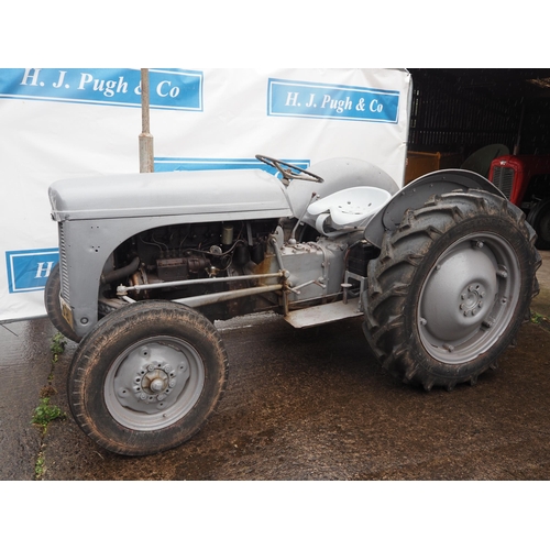 102 - Ferguson TEF tractor. 1955. Runs and drives. S/N 418020. Reg MCJ 821. Number not current with DVLA. ... 