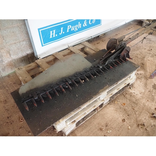 75 - Long reach Teagle golden bullet hedge cutter. Used recently. c/w Spare blade