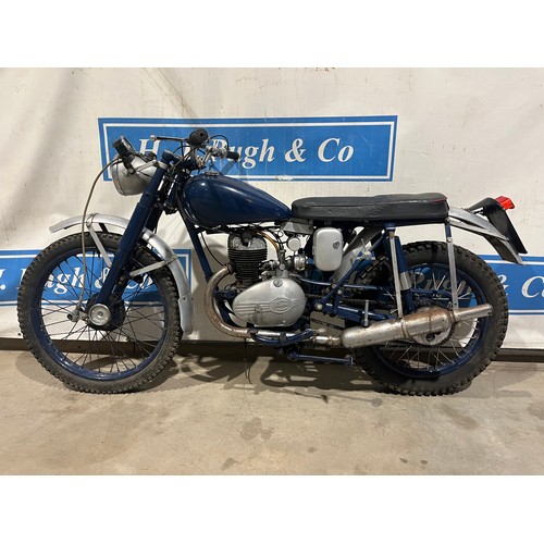 883A - James Commando motorcycle. 1961. 197cc
Engine turns over, comes with original buff log book and old ... 
