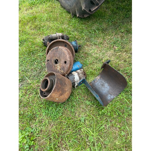 104 - Fordson Major tractor. 1960. Live drive. Runs and drives. C/w a few spares. Reg. UNT 746. V5 in offi... 